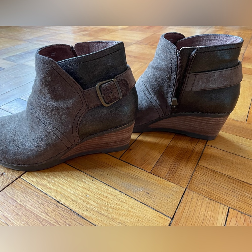Dansko taupe suede ankle boots - size 37